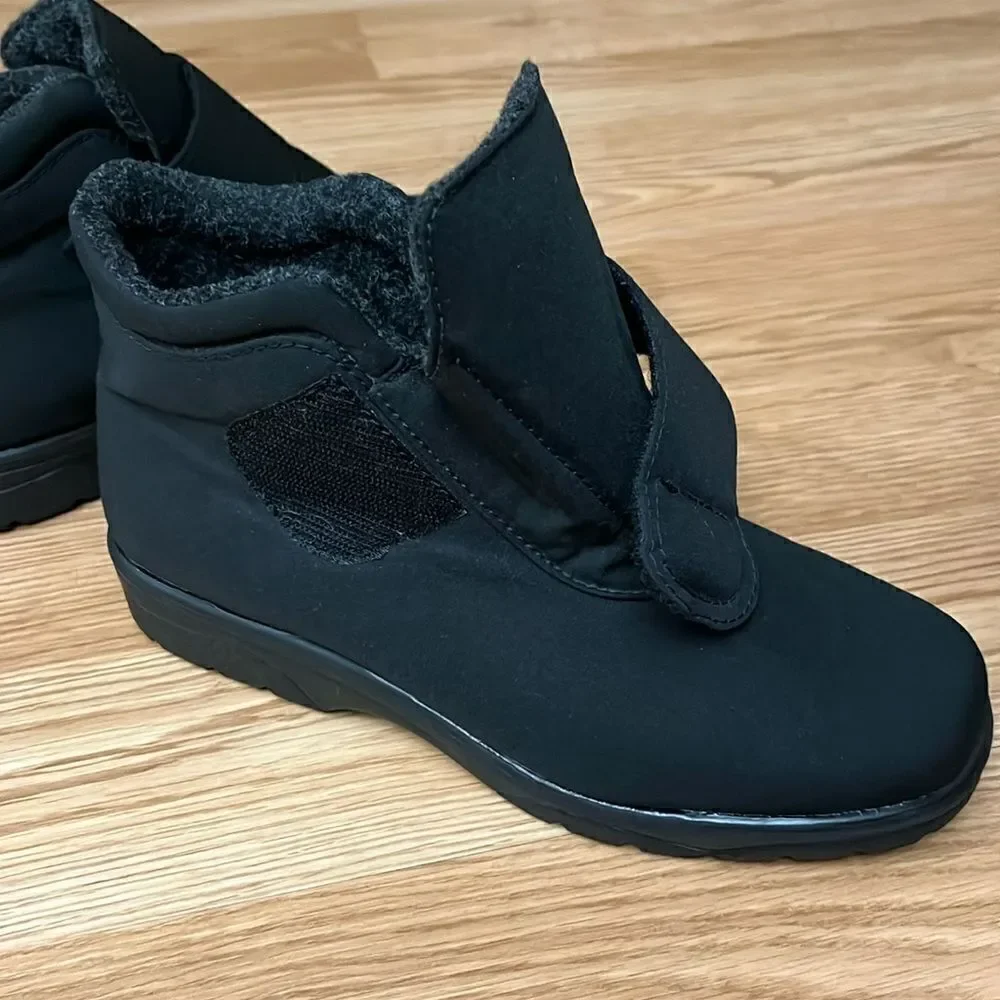 TOE WARMERS CANADA ACTIVE WOMEN’S SIZE 8 BOOTS